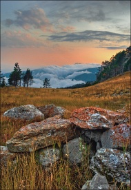 Небо догорает.