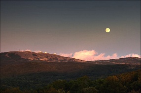 Восход луны над Бедене-Кыром. (Фото А. Кочкина)