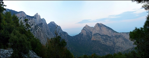 Седловина между İncegeriş-Taş-ем (1630м) и Karingalik-ом (1295м). (Фото Т. Бедертдинова)