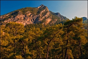 Koçagöyrak-Taş (1072м) в полный рост.